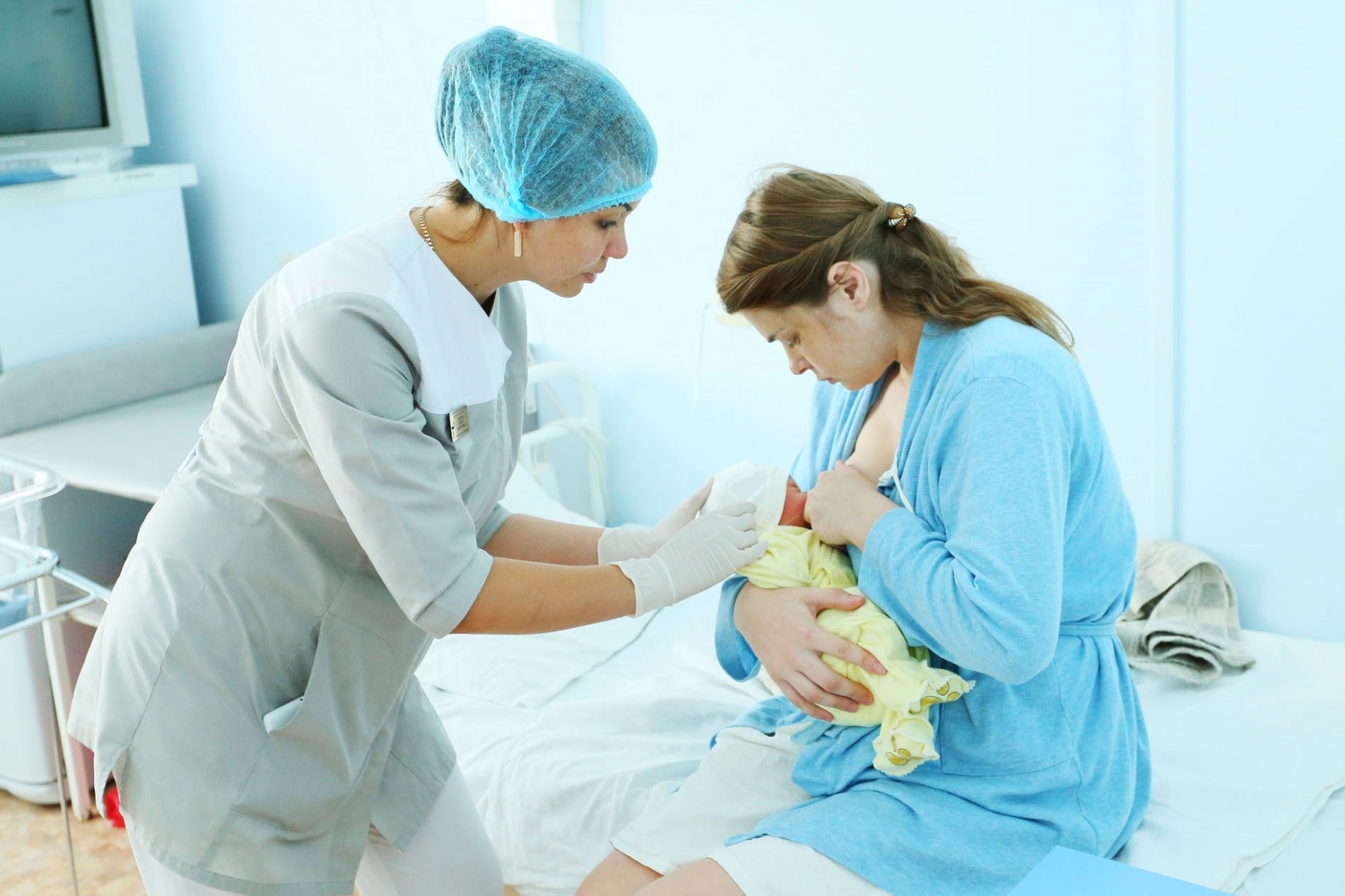 Медсестра с новорожденным