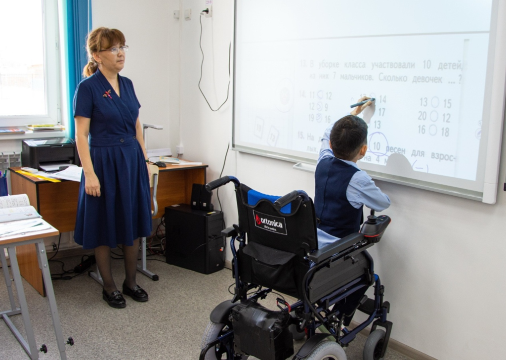 Инвалиды учатся. Инклюзивное образование. Дети инвалиды в школе. Инклюзивное образование в школе. Школа для инвалидов.